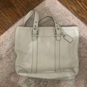 vintage Coach Hampton F10194 leather tote bag in a cream/ white color. Exc cond